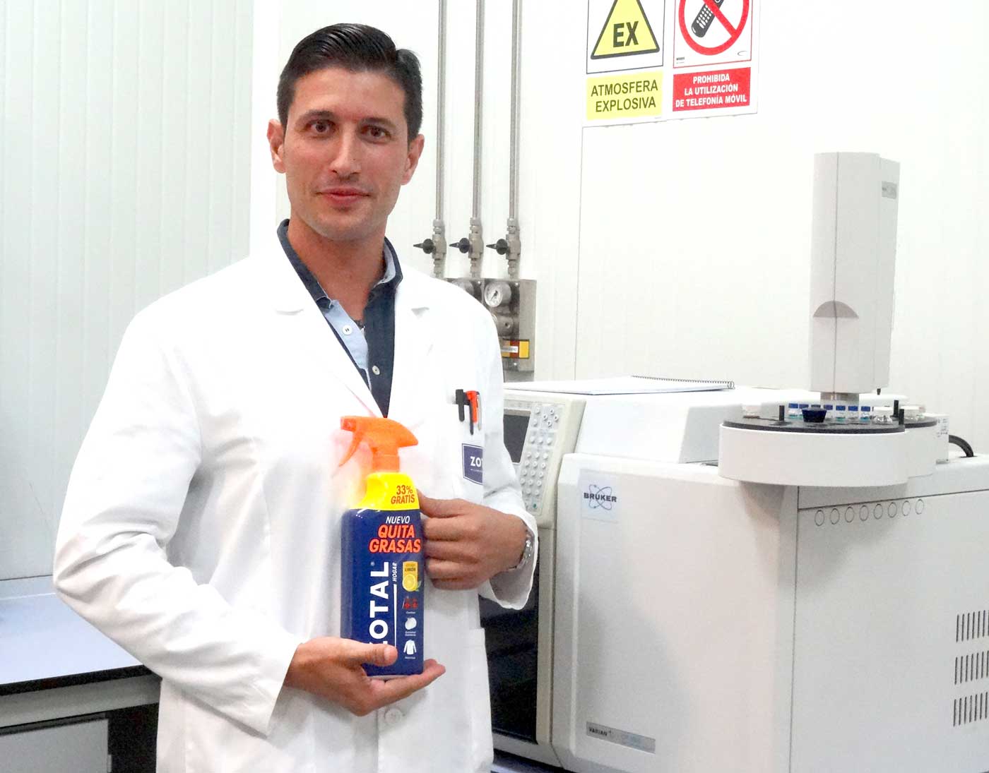 Imagen de Enrique Ruiz sosteniendo el quitagrasas Zotal Hogar