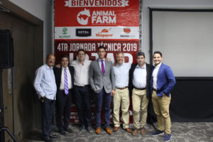 fotografía del director técnico de zotal laboratorios, enrique ruiz, en el centro con corbata morada y traje gris, en JOTAP 2019